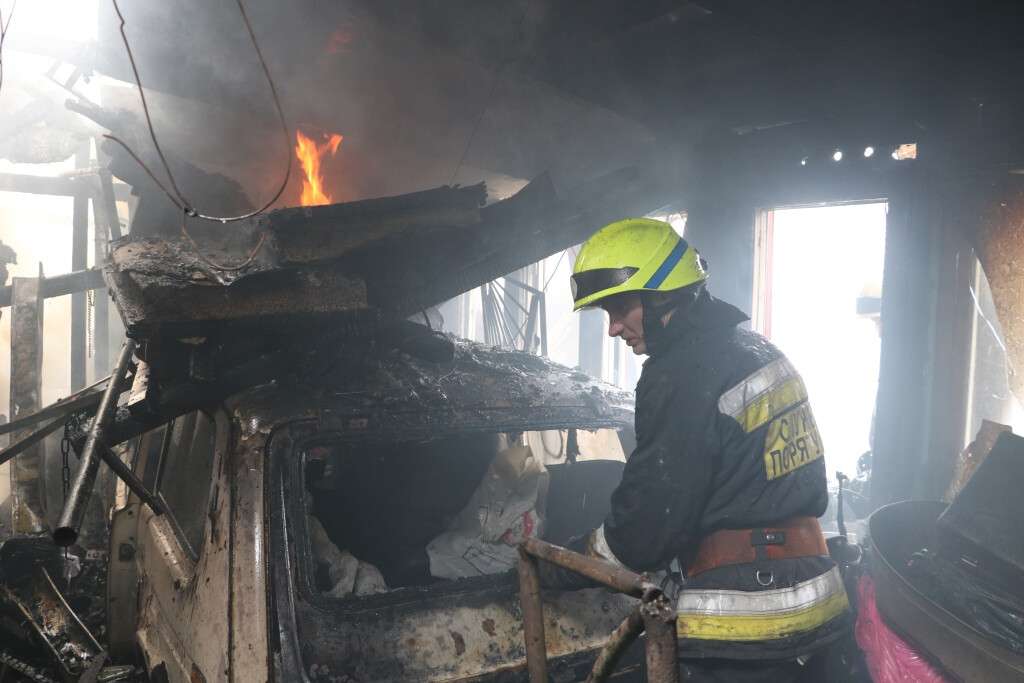В Днепре на улице Валдайской горел частный дом площадью 100 квадратных метров. Новости Днепра 