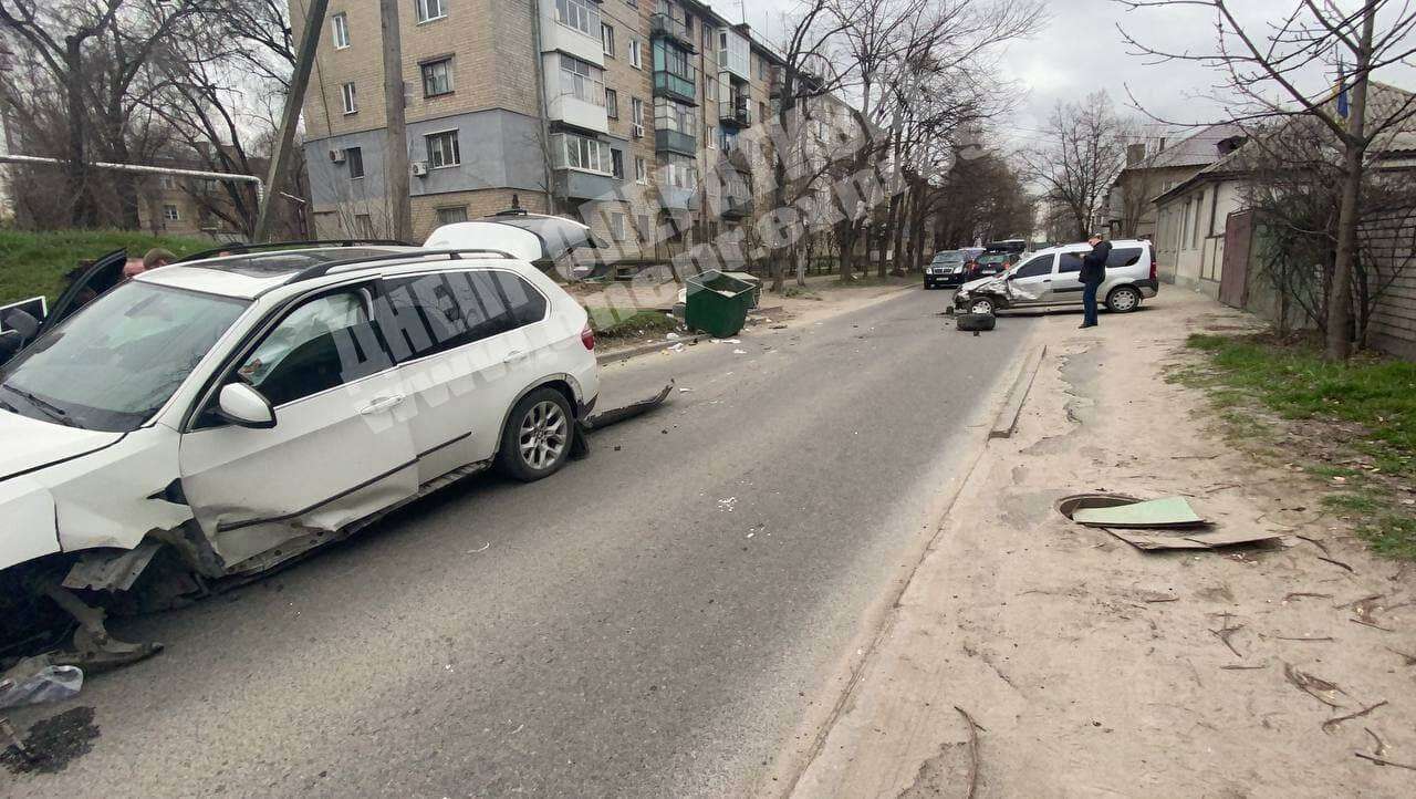 В Днепре на улице Каруны жестко столкнулись Dacia и BMW. Новости Днепра