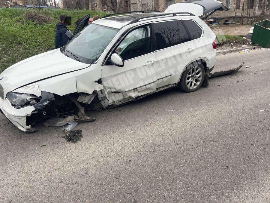В Днепре на улице Каруны жестко столкнулись Dacia и BMW