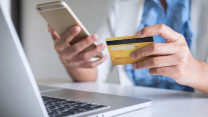 В Украине с карточек автоматически списывают долги