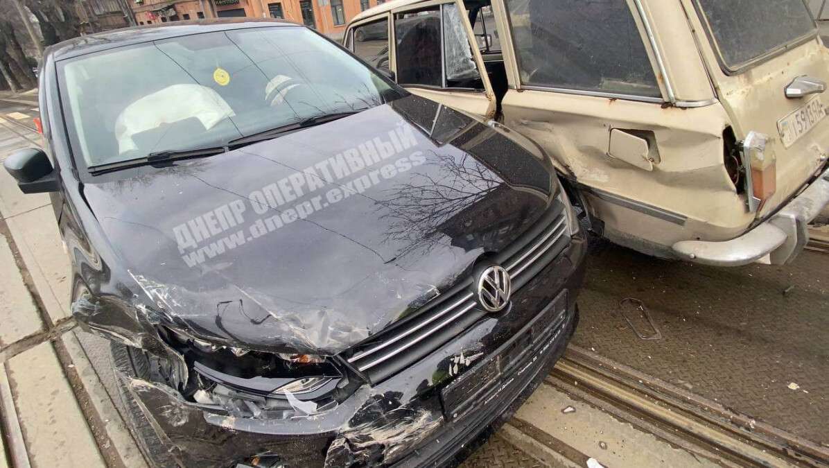 В Днепре на Грушевского Volkswagen врезался в ВАЗ