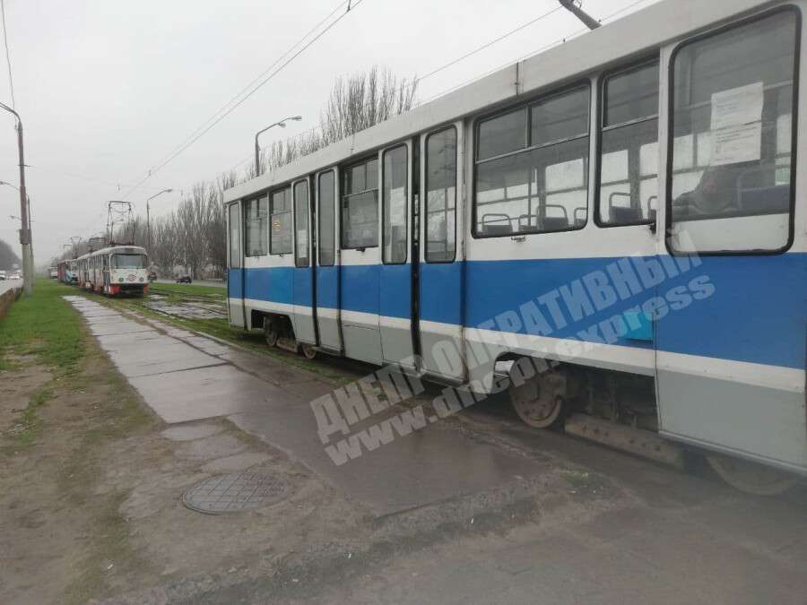 В Днепре на Донецком Шоссе пьяная женщина выпала из трамвая