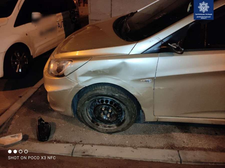 В Днепре пьяная женщина за рулем Peugeot врезалась в припаркованную машину