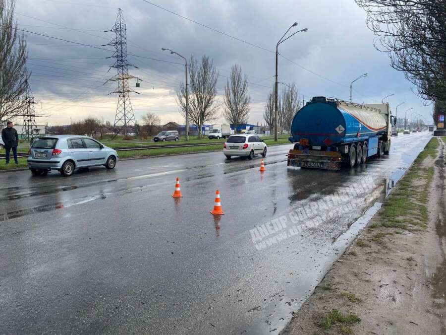 В Днепре на Донецком шоссе произошло два ДТП с участием грузовиков и легковушек