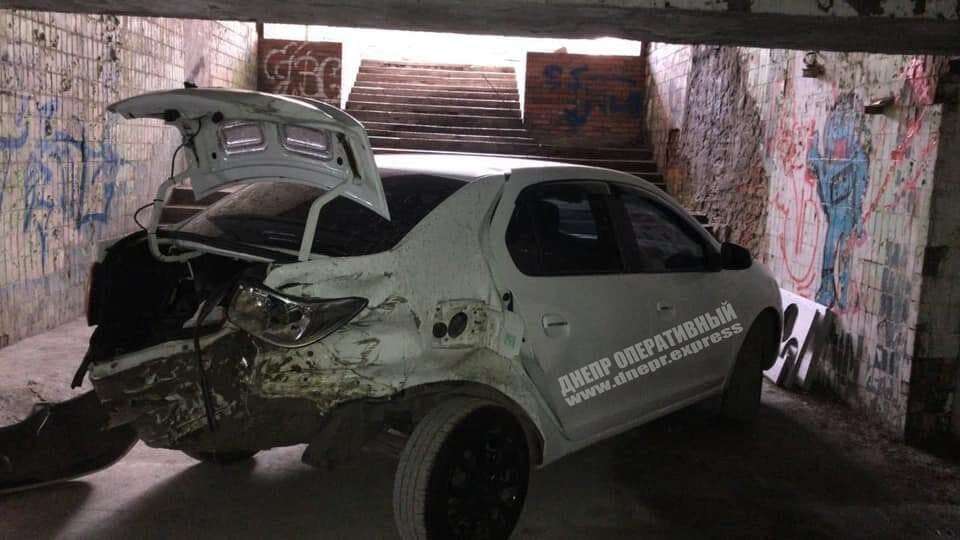 В Днепре в подземном переходе обнаружили разбитый Renault Logan. Новости Днепра