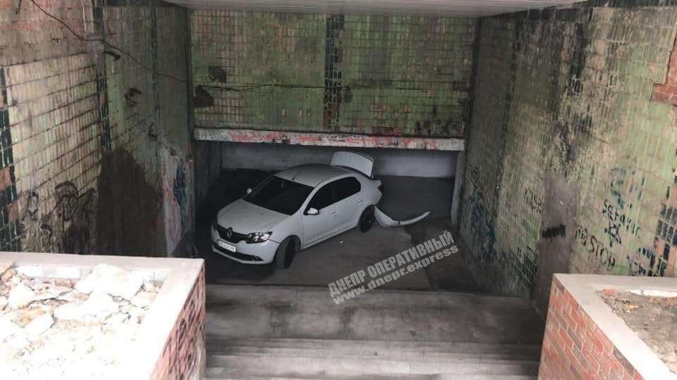 В Днепре в подземном переходе обнаружили разбитый Renault Logan