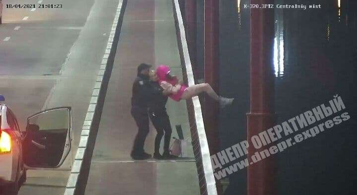 В Днепре девушка пыталась прыгнуть с Центрального моста