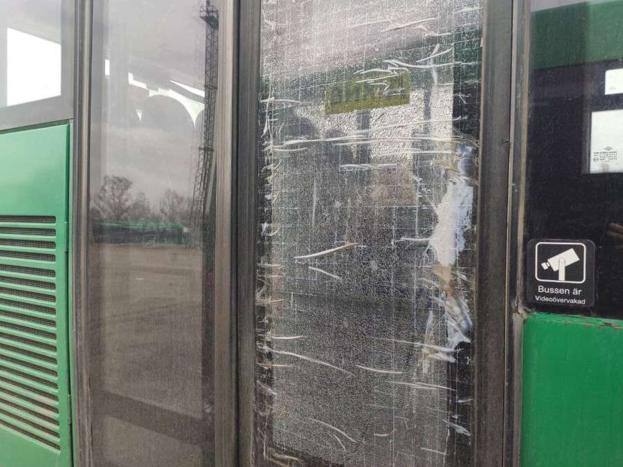 В Днепре подростки разбили стекло на двух автобусах 35-го маршрута