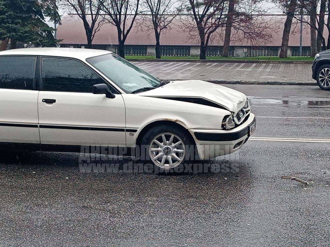В Днепре на Сичеславской Набережной Audi врезалась в Nissan. Новости Днепра 