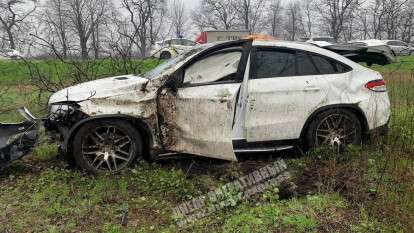 На въезде в Днепр Mercedes вылетел с дороги