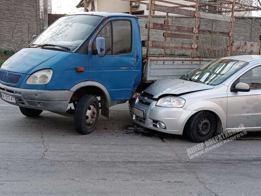 В Днепре на Яснополянской столкнулись Chevrolet и ГАЗель