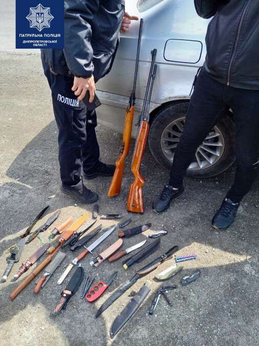 Под Днепром у мужчины в машине нашли арсенал холодного оружия