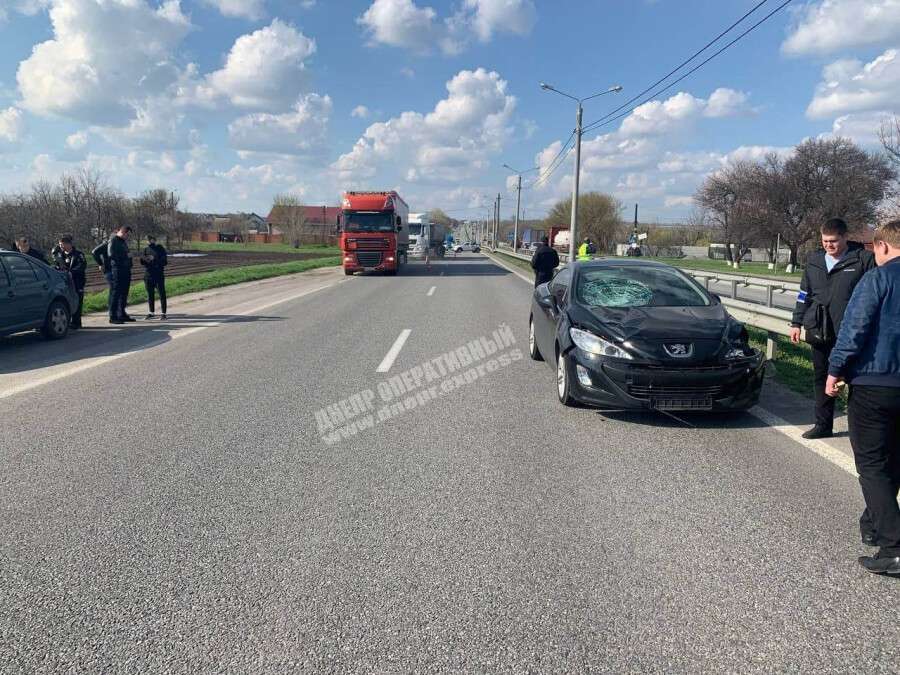 На выезде из Днепра Peugeot сбил двух детей