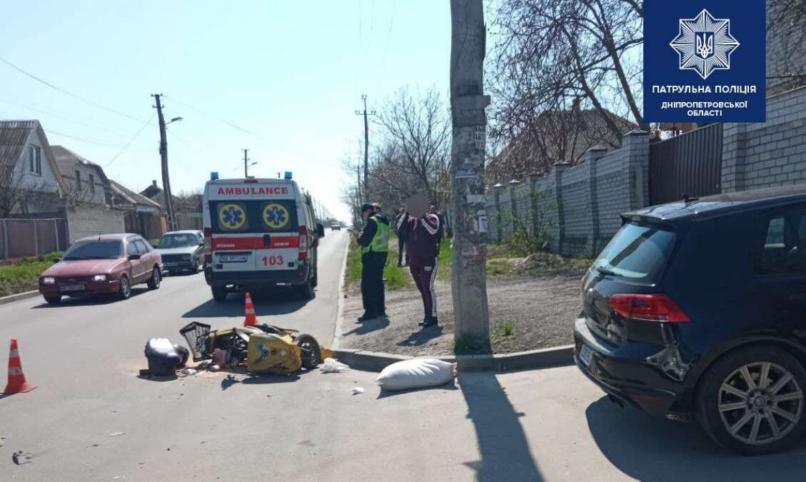 В Днепре на улице Андрея Сахарова Volkswagen сбил мопедиста