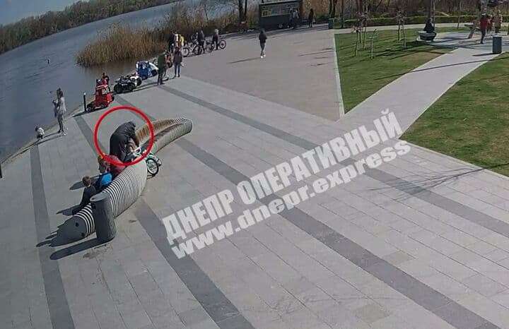 На Набережной Победы пенсионерка украла телефон, лежащий на скамейке