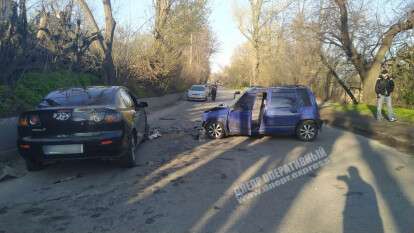 В Днепре на Самарском спуске произошло жесткое тройное ДТП с пострадавшими