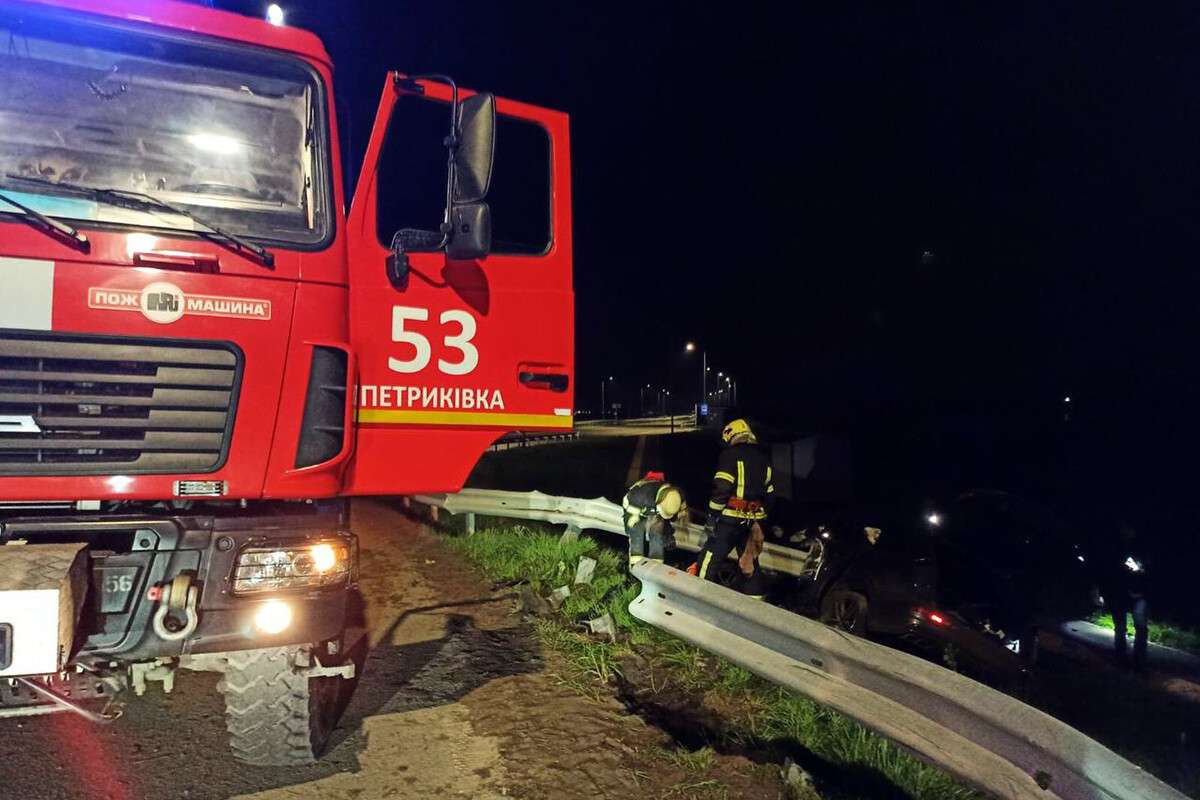 Под Днепром водитель Audi SQ7 врезался в отбойник. Новости 