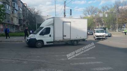В Днепре столкнулись скорая помощь и грузовик