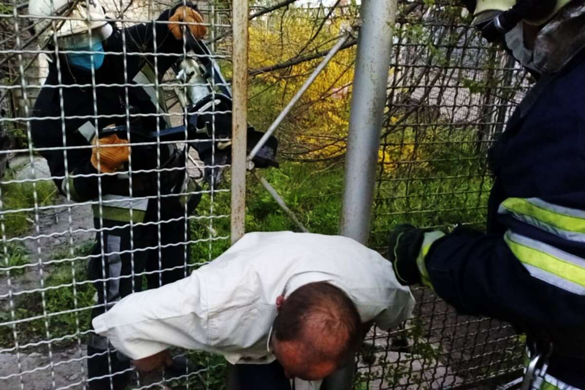 Мужчина застрял в заборе. Новости Днепра 