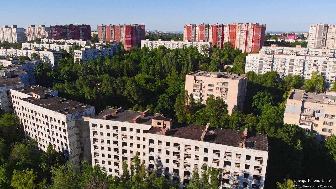 В Днепре на Тополе мужчина выбросился с 8-го этажа и упал на женщину, фото  18+