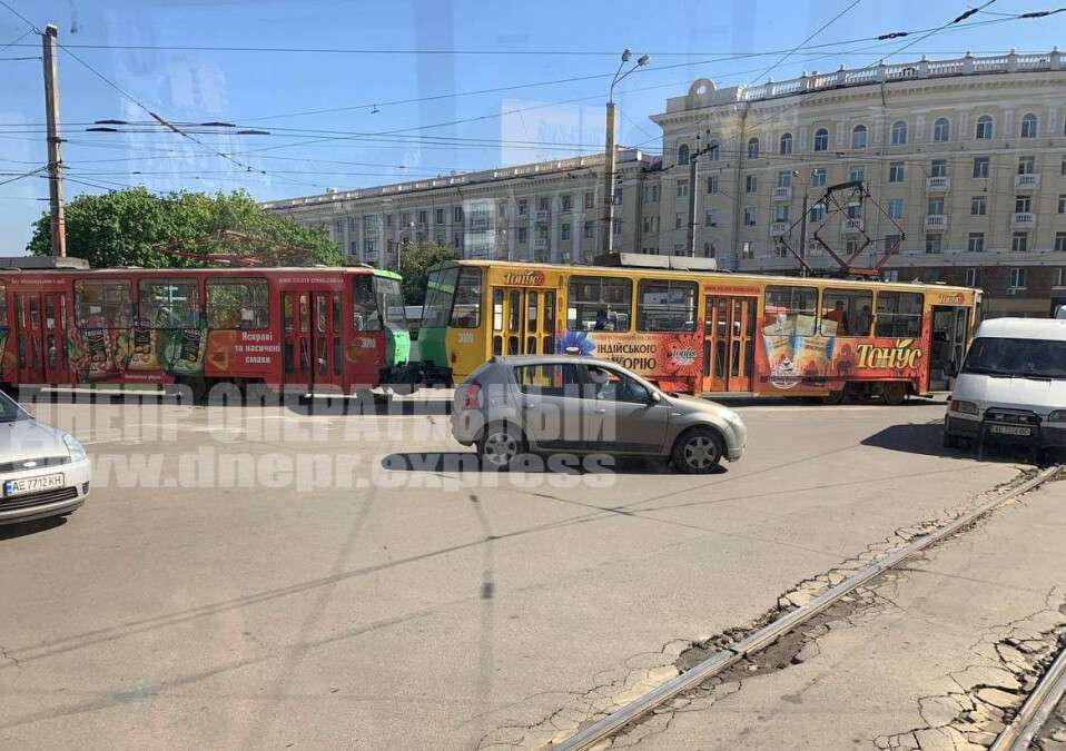 Трамвай сошел с рельсов