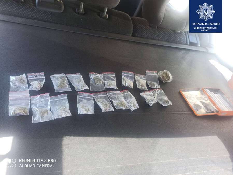 В Днепре патрульные изъяли у мужчины 21 слип-пакет с наркотиками