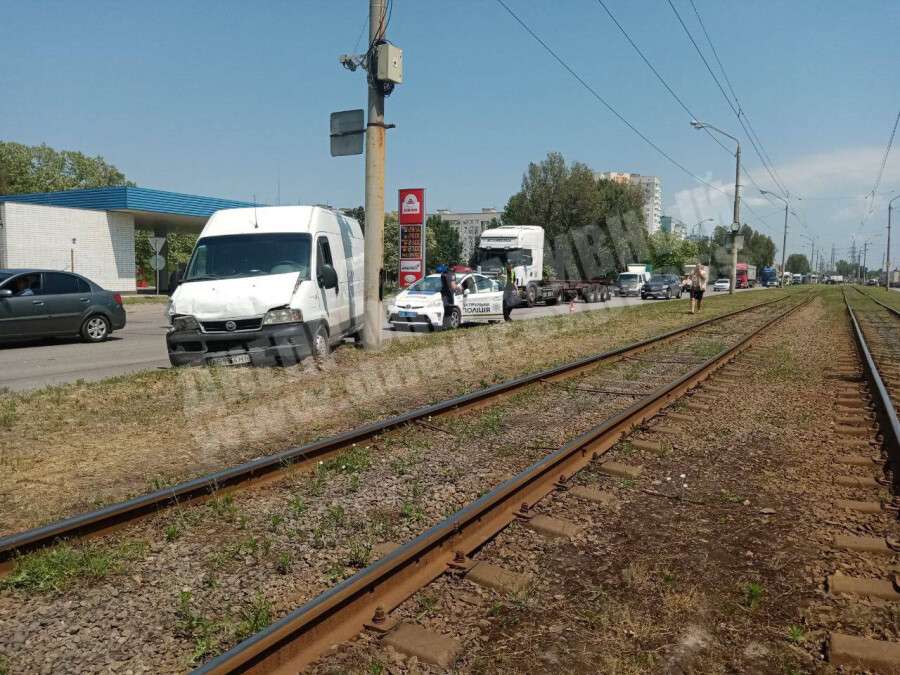 В Днепре на Донецком шоссе произошло тройное ДТП