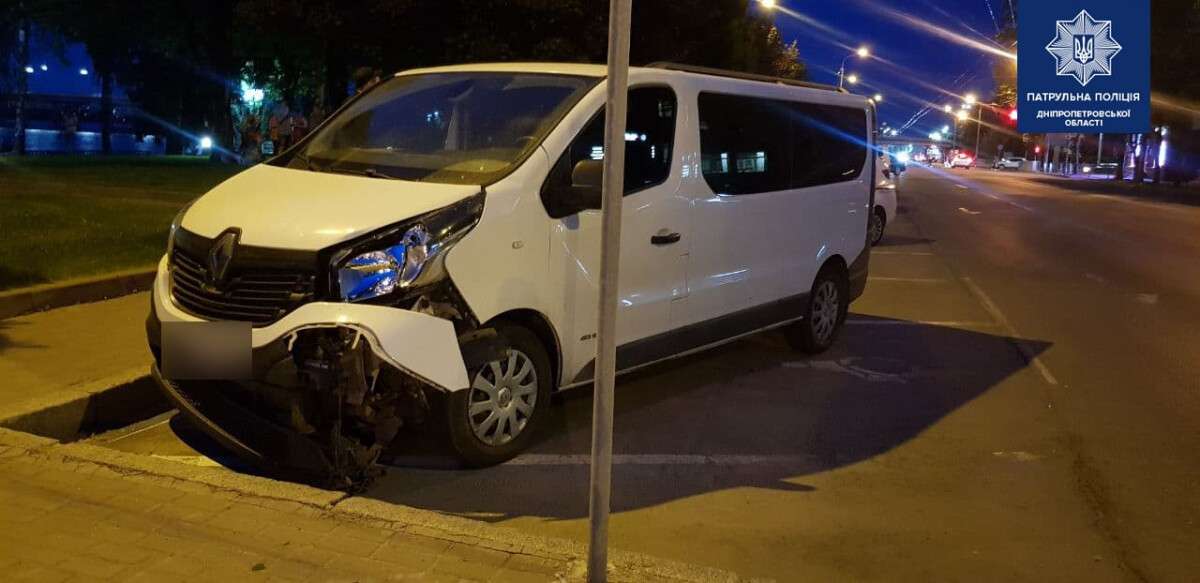 В Днепре нетрезвый водитель Renault врезался в ограждение и уехал с места ДТП