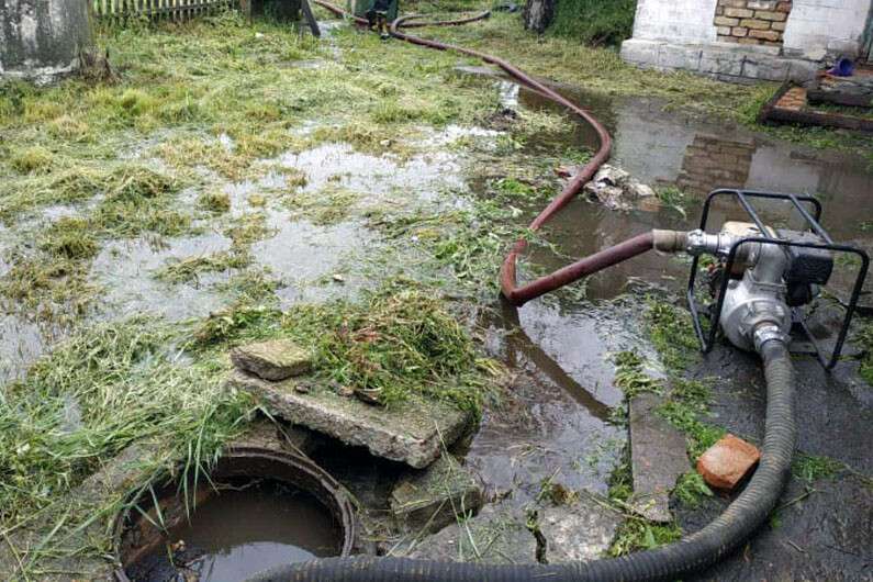 На Днепропетровщине спасатели продолжают откачивать воду на затопленных территориях