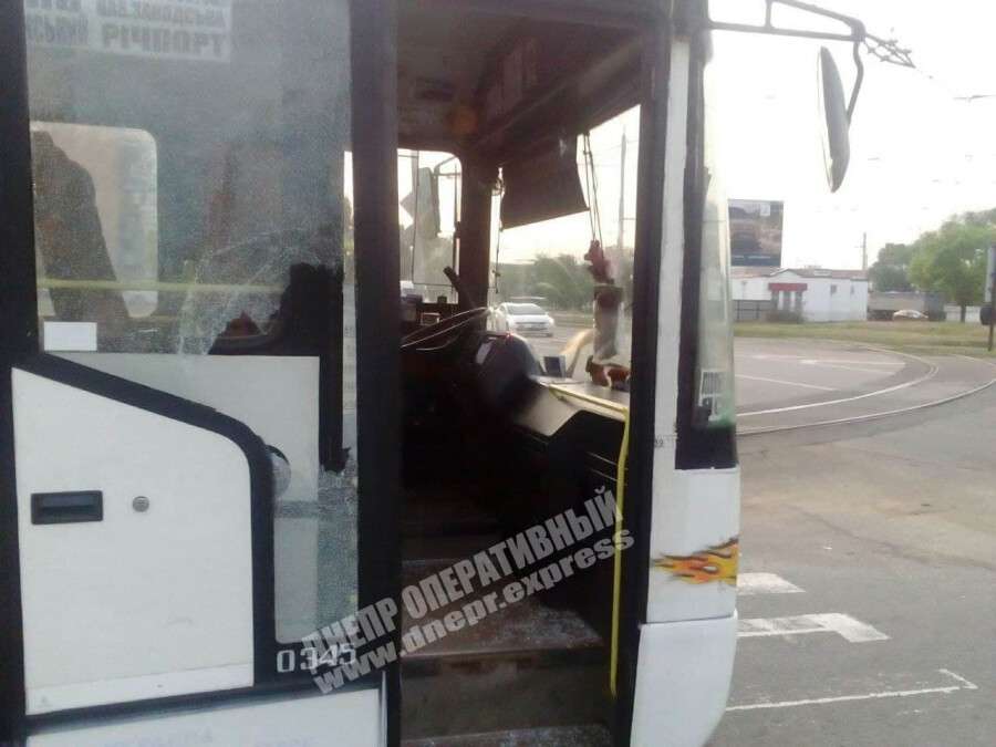 Разбил дверь в автобусе в Днепре