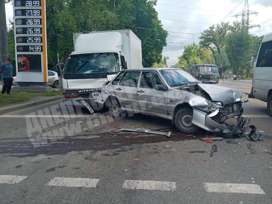 Масштабное ДТП на Богдана Хмельницкого: в аварию попали 4 авто (видео момента)