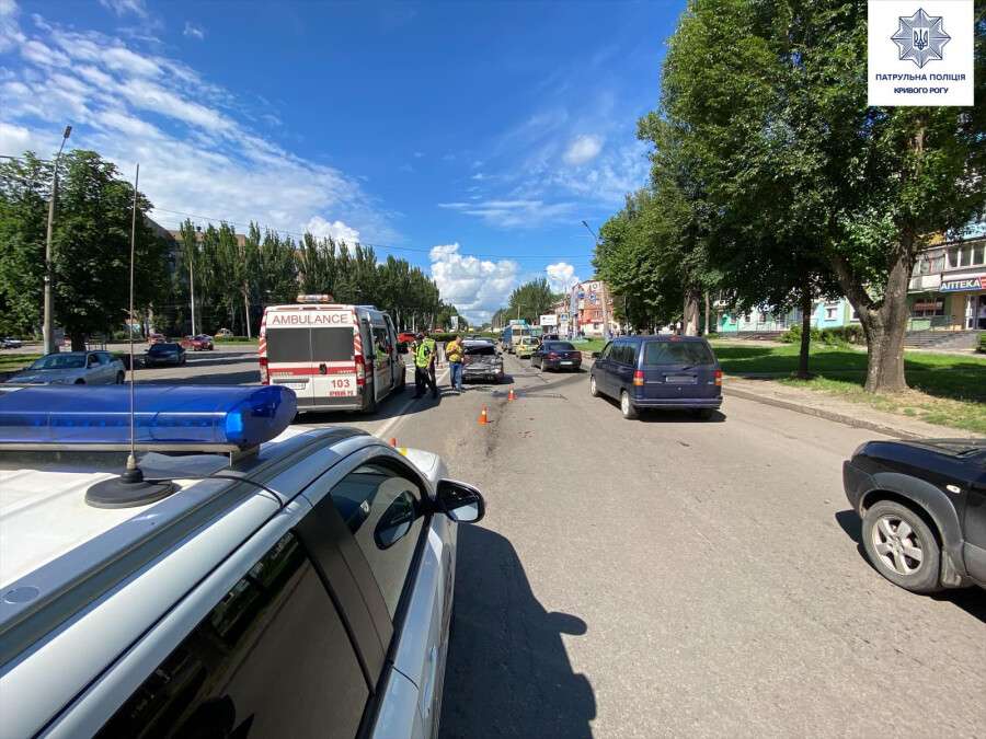 В Кривом Роге пьяный водитель Infiniti протаранил 4 авто и скрылся с места ДТП