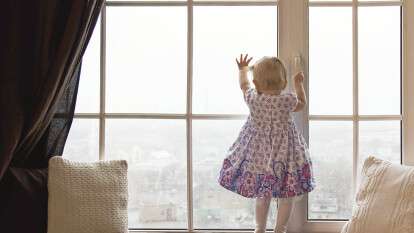 ребенок на окне