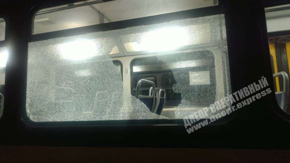 В Днепре хулиганы разбили окно в трамвае