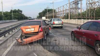 Chevrolet "влетел" в отбойник