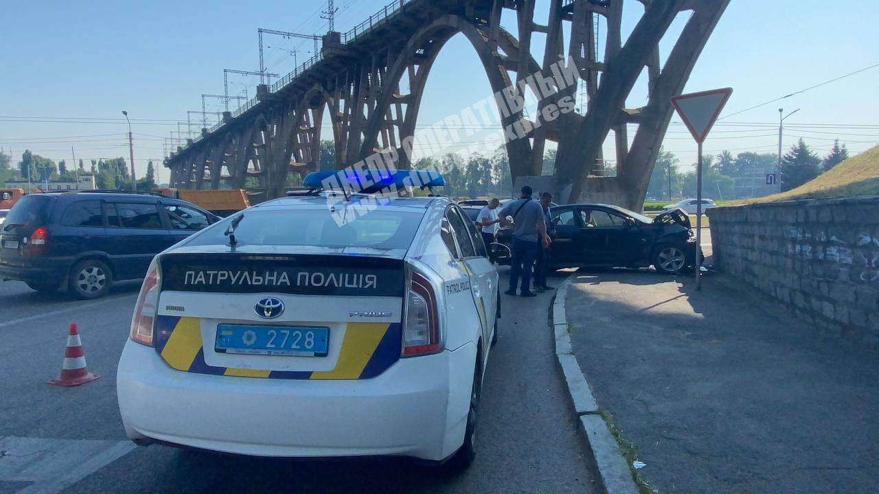 В Днепре под Мерефо-Херсонским мостом Mitsubishi врезался в стену, есть ...