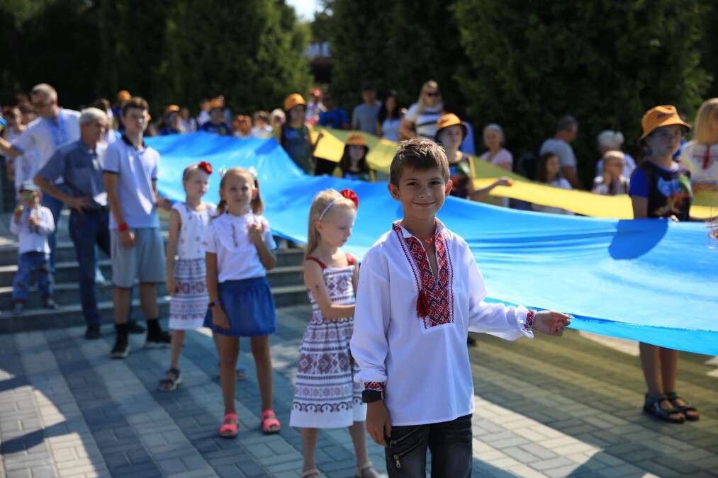 В парке Шевченко в рамках флешмоба «Днепр – город патриотов» развернули 50-метровый флаг Украины
