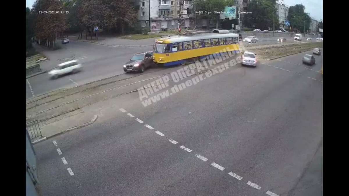 Трамвай врезался в BMW
