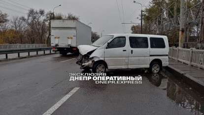 Toyota врезалась в отбойник