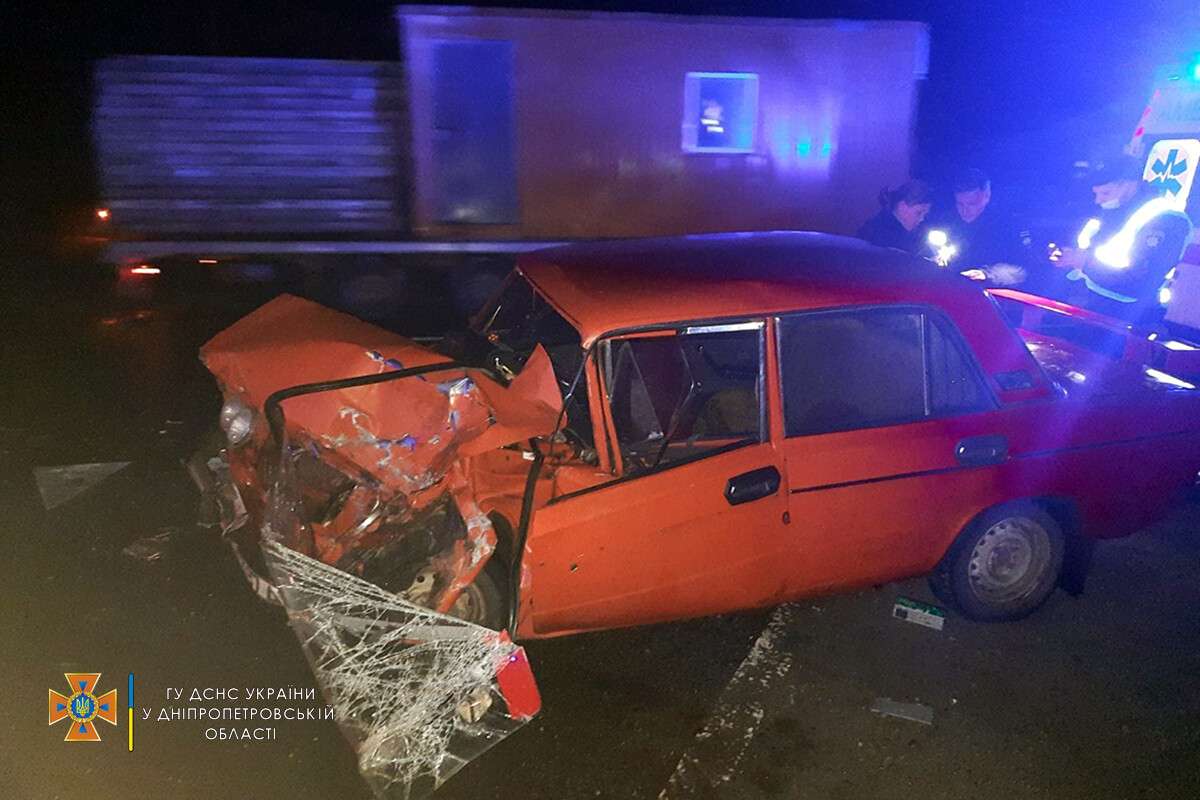 На трассе М-04 ВАЗ столкнулся с грузовиком, есть пострадавшие | Днепр  оперативный