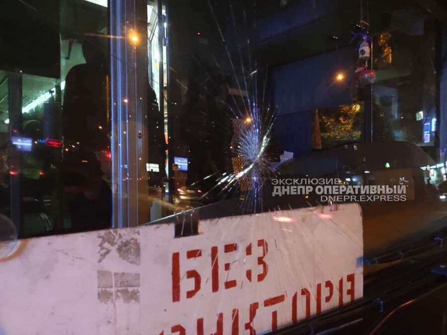 Хулиган разбил стекло троллейбуса