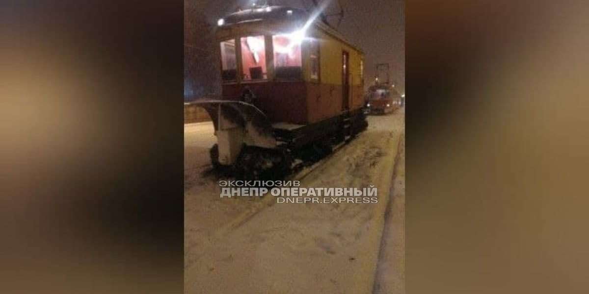 Трамвай снег убирает