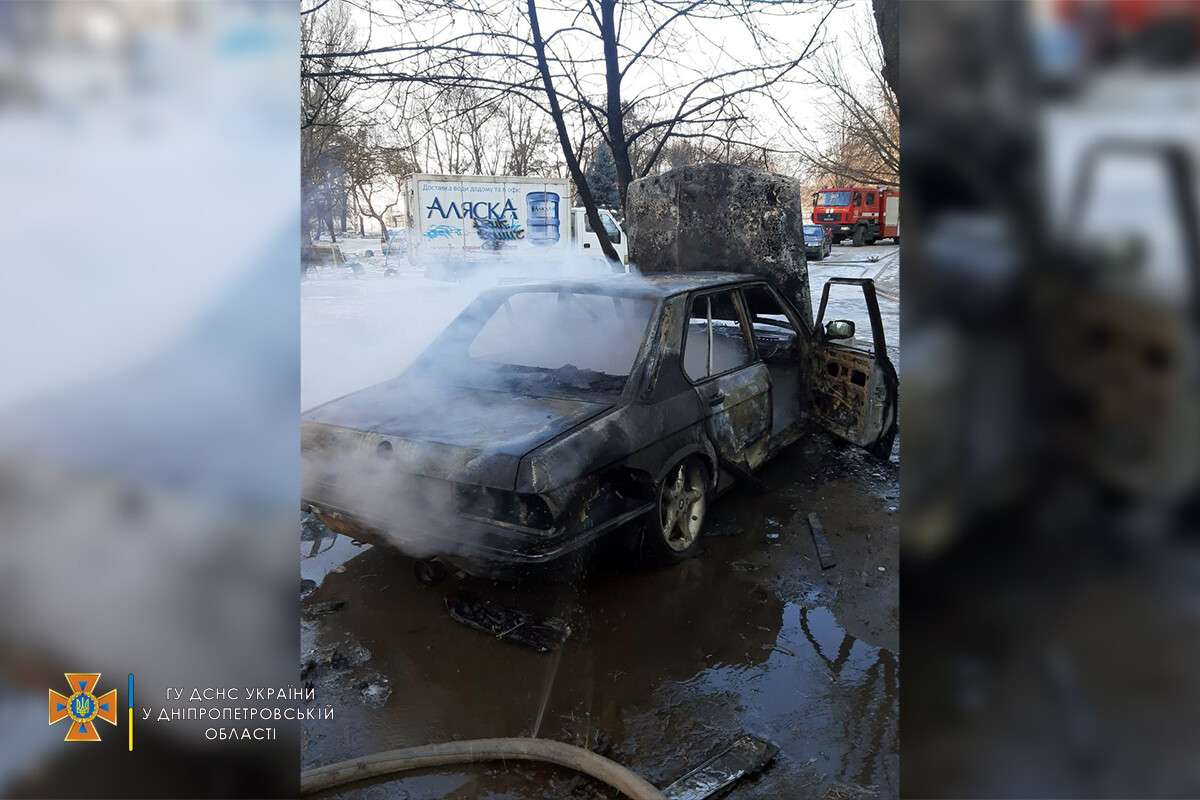 БМВ сгорел дотла в переулке Фестивальном в Днепре, видео | Днепр оперативный