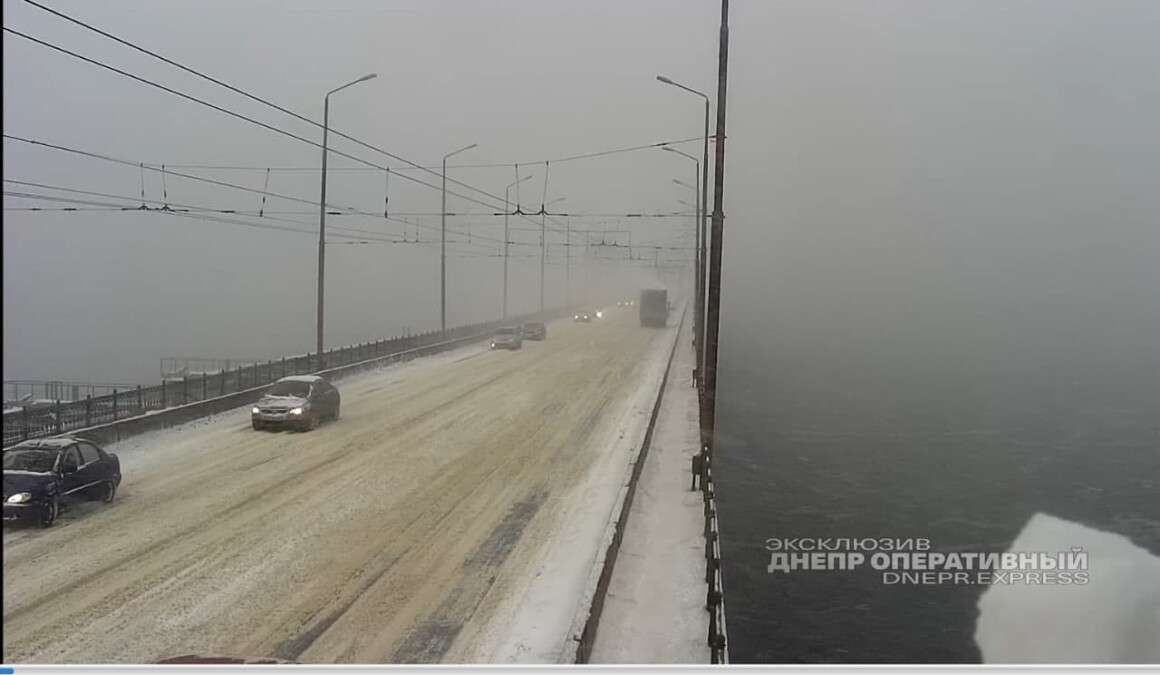 Амурский мост снег