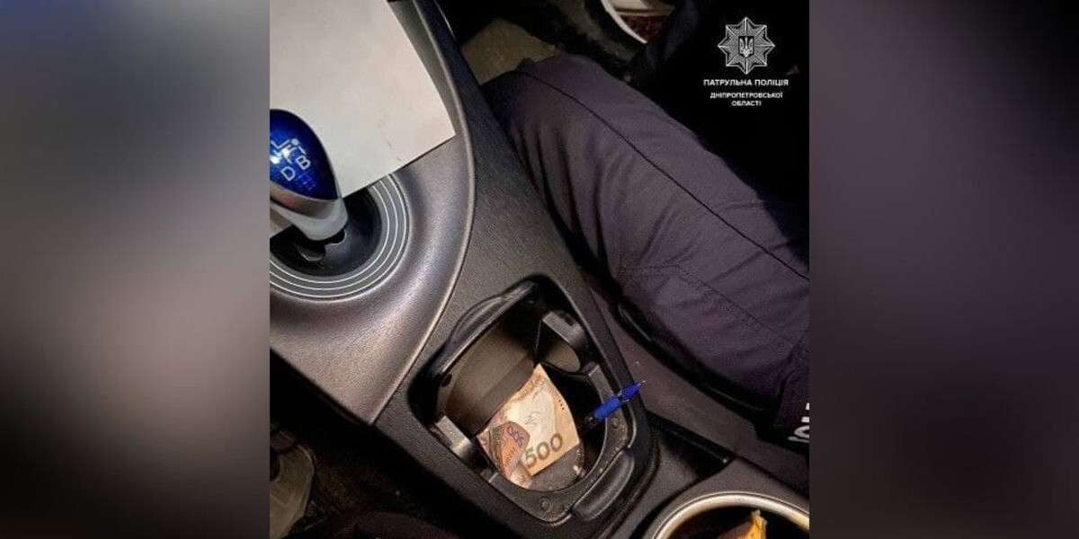 В Днепре пьяный водитель Toyota врезался в Lexus LX-570 и предложил патрульным взятку