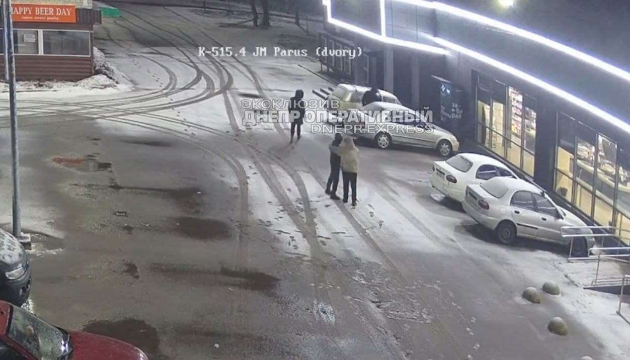 В Днепре на Парусе четверо парней украли аккумулятор: видео момента