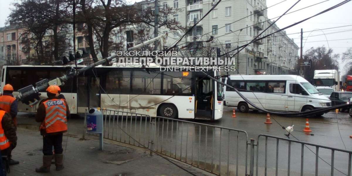 Столб упал на автобус на Яворницкого в Днепре