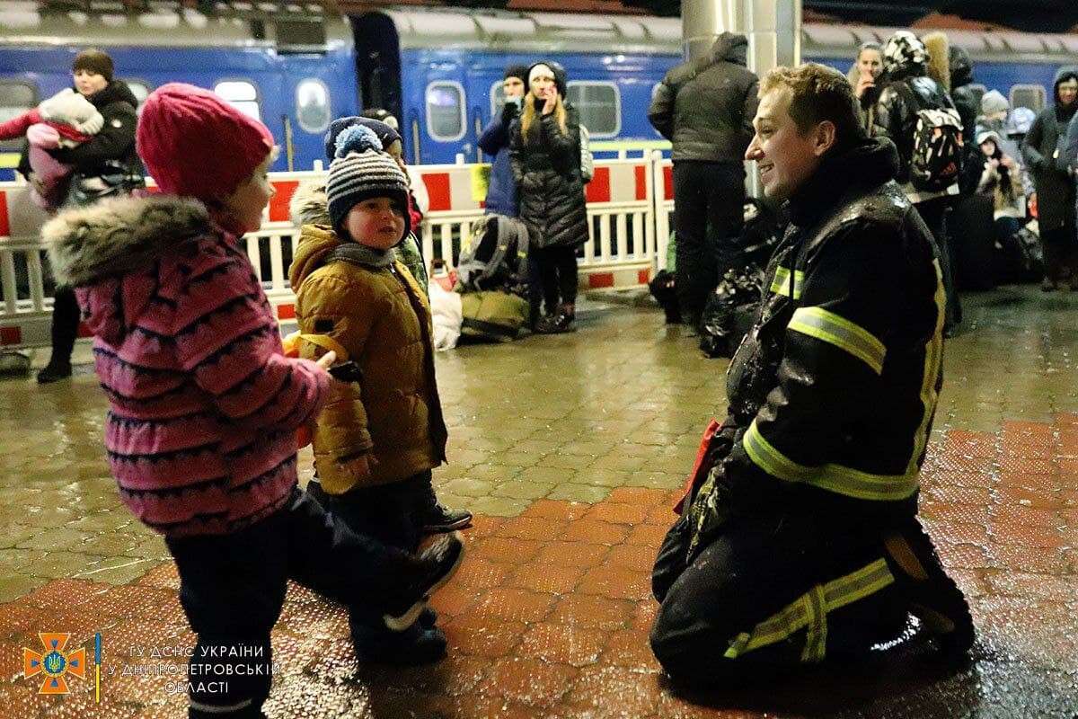 спасатель общается с детьми