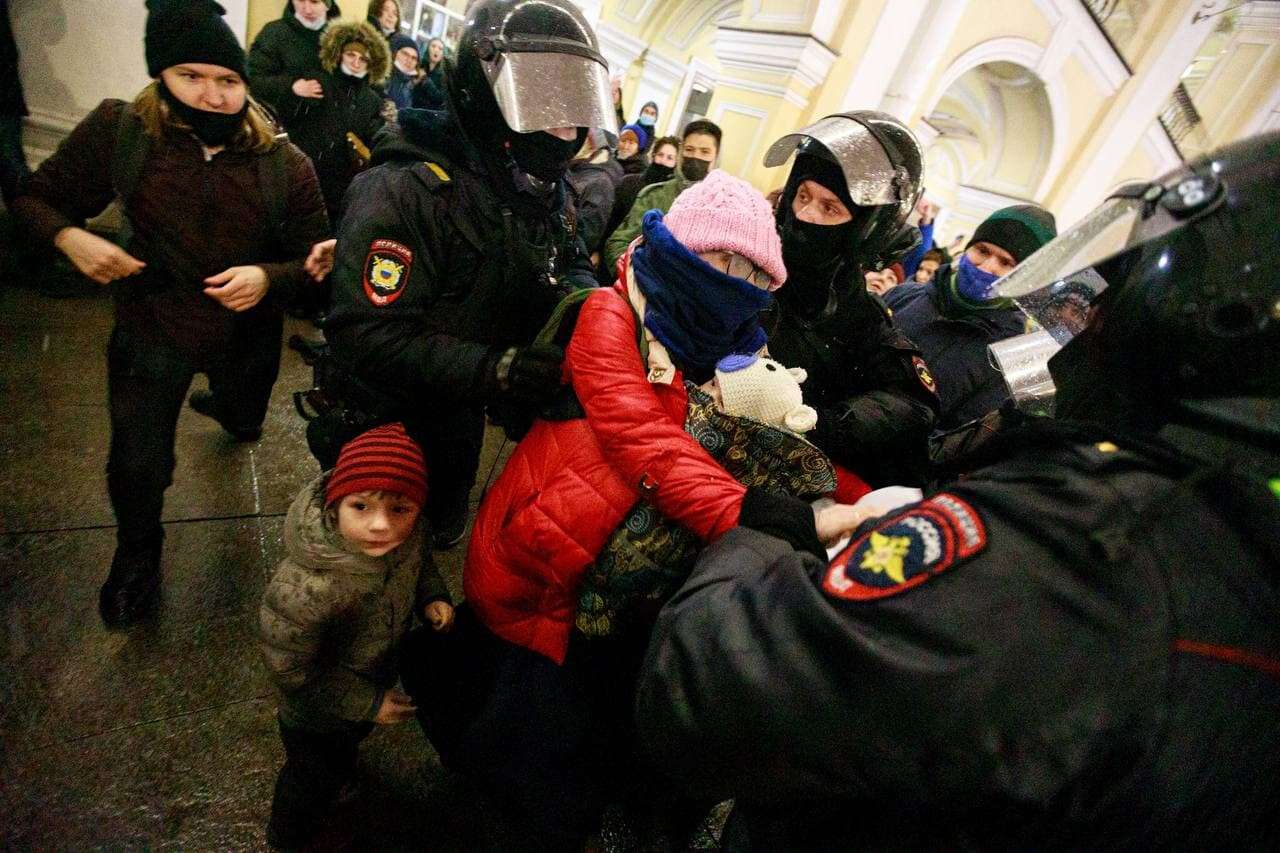 Забрала полиция. Война Россия Украина дети. Митинг в СПБ. Протесты в Питере. Дети на митинге.