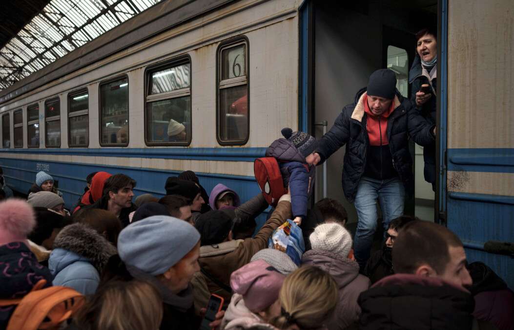 беженцы садятся в поезд